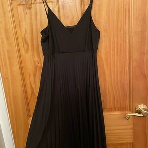Soprano Elegant Black Pleated Dress